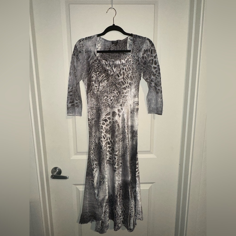 Komarov dress with 3 quarters sleeves.